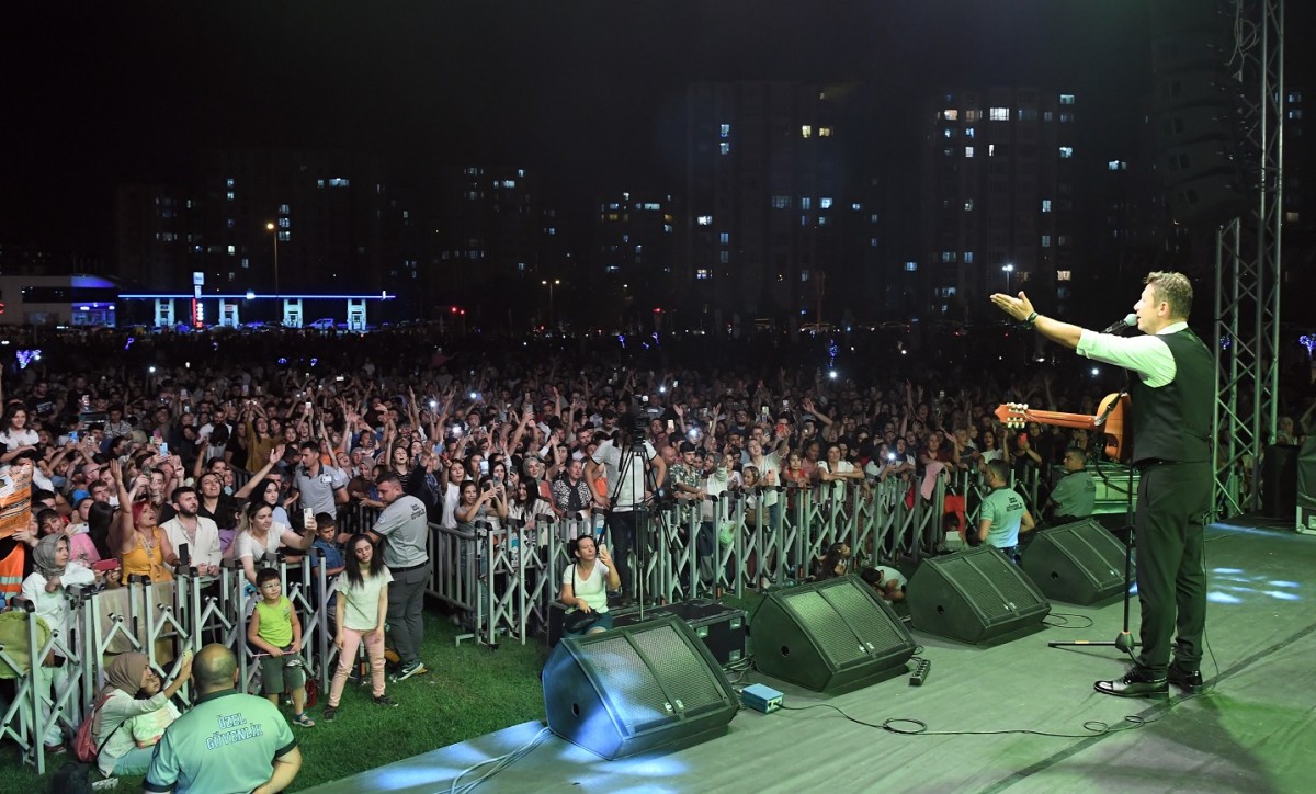 BÜYÜKŞEHİR’İN KONSERLERİ İLE ZAFER BAYRAMI COŞKUSU DOYASIYA YAŞANDI