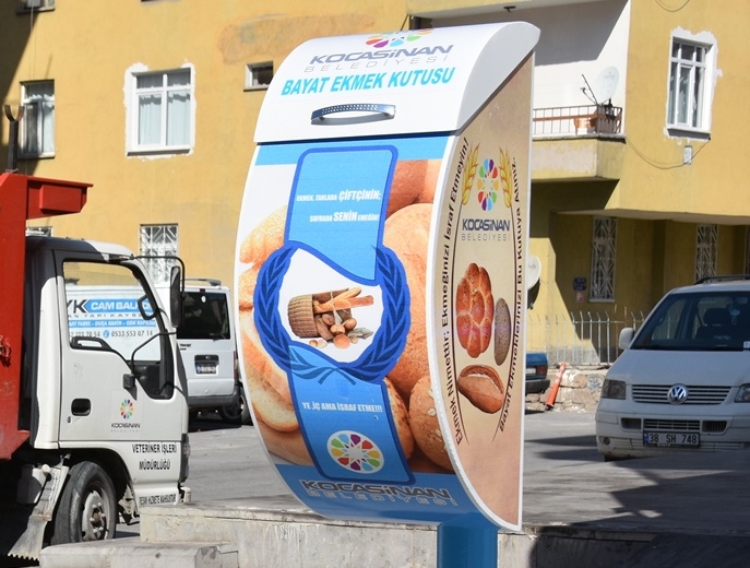 KOCASİNAN’DA BAYAT EKMEKLER SOKAK HAYVANLARINA MAMA OLUYOR