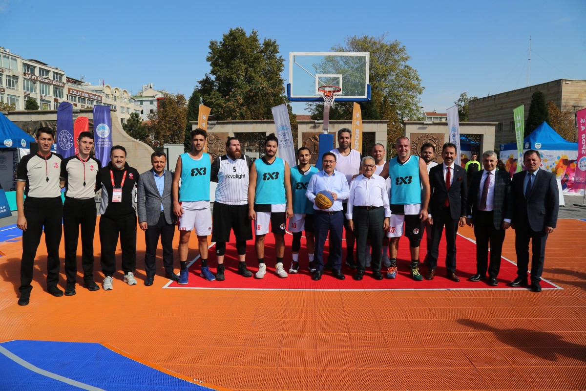 BAŞKAN BÜYÜKKILIÇ, VALİ ÇİÇEK İLE BİRLİKTE SOKAK BASKETBOLU OYNADI