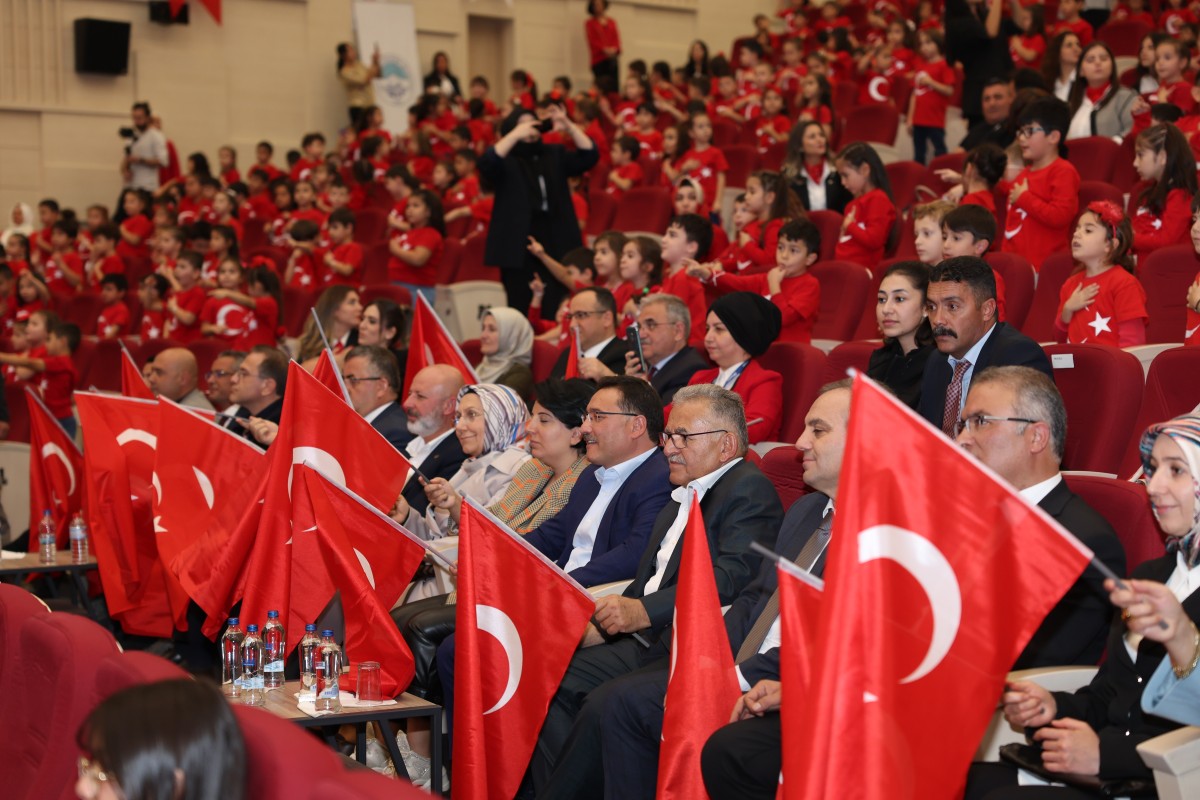 VALİ ÇİÇEK VE BAŞKAN BÜYÜKKILIÇ, ‘MİNİK YÜREKLERİN DEV KOROSU’ COŞKUSUNA ORTAK OLDU
