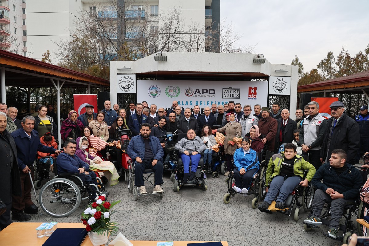 TALAS BELEDİYESİ ENGELLİLERE AKÜLÜ ARAÇ DAĞITTI 