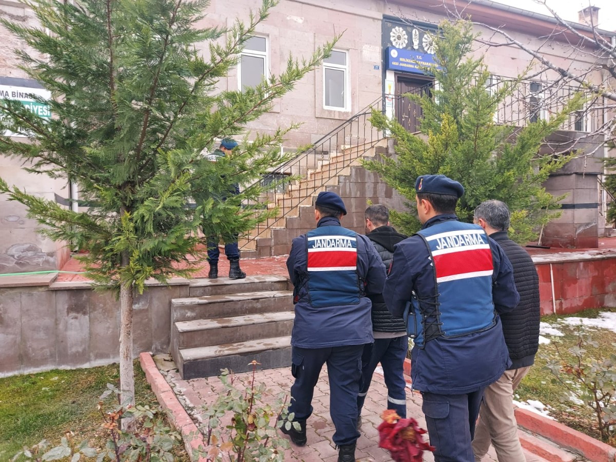 GESİ'DE EVDEN HALI HIRSIZLIK ZANLILARI YAKALANDI 