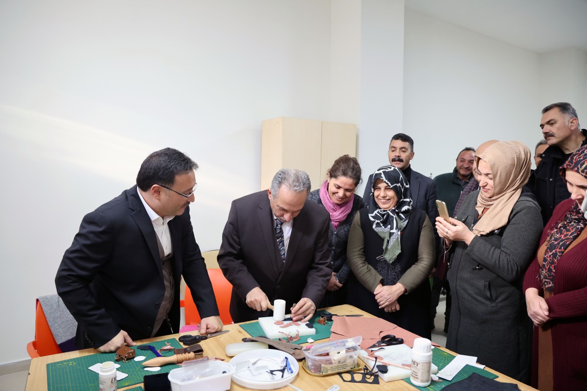 VALİ ÇİÇEK VE BAŞKAN YALÇIN DERİ ÇANTA YAPTI
