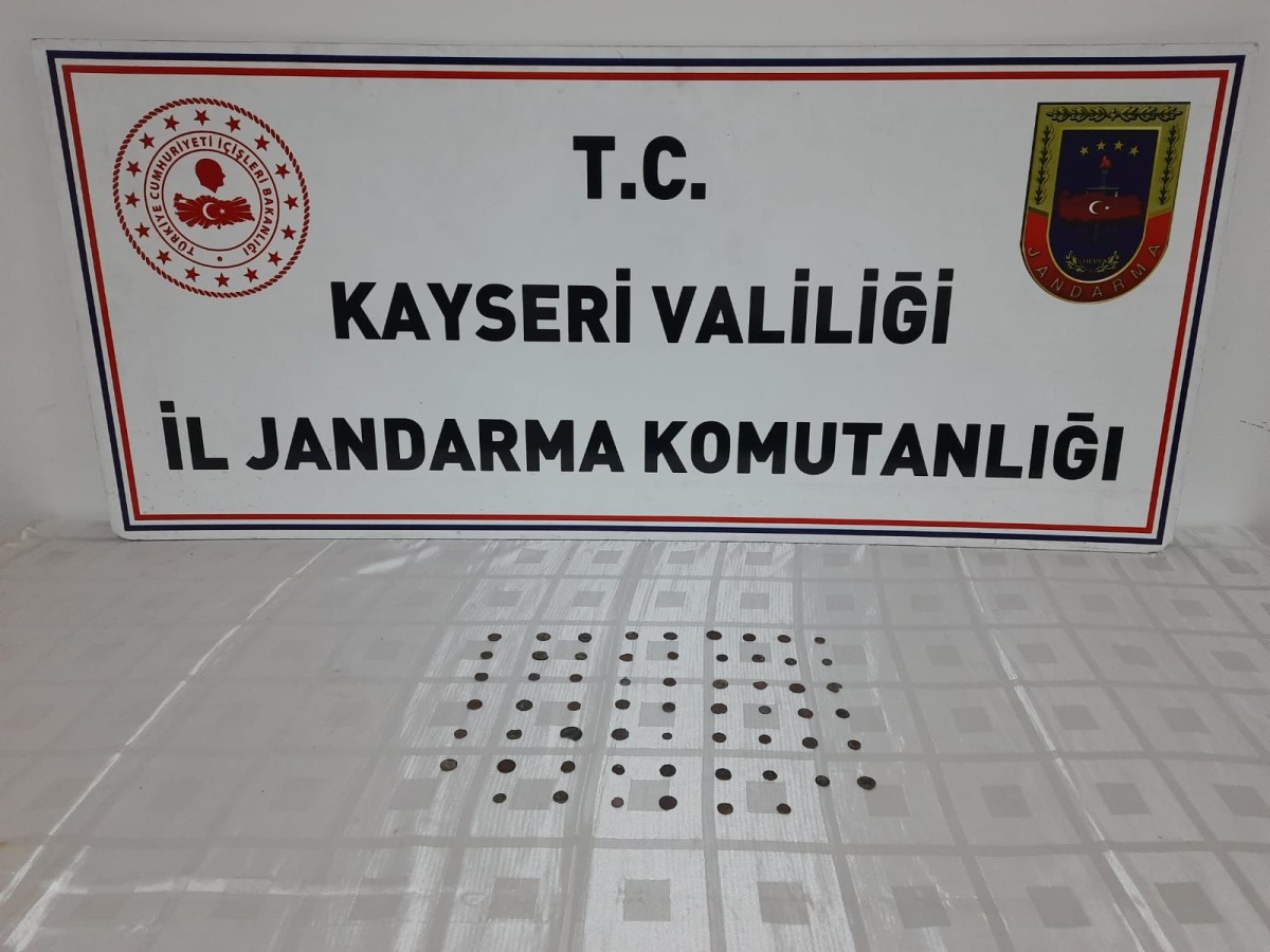 Jandarma, 60 Adet Tarihi Sikke Ele Geçirdi 