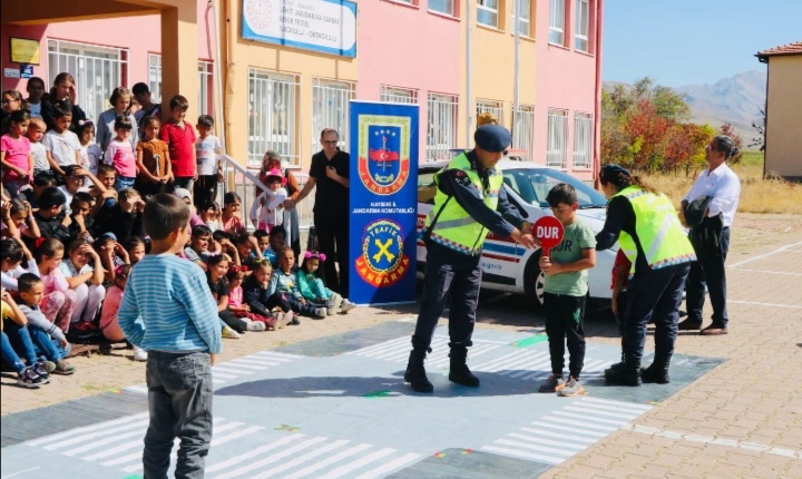 Kayseri Jandarma Öğrencilere Trafik Eğitimi Verdi 