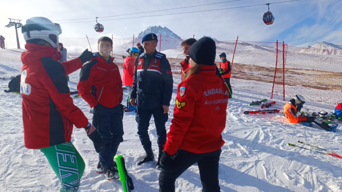 Hacılar Kapı'da Kayak Yarışları Yapıldı