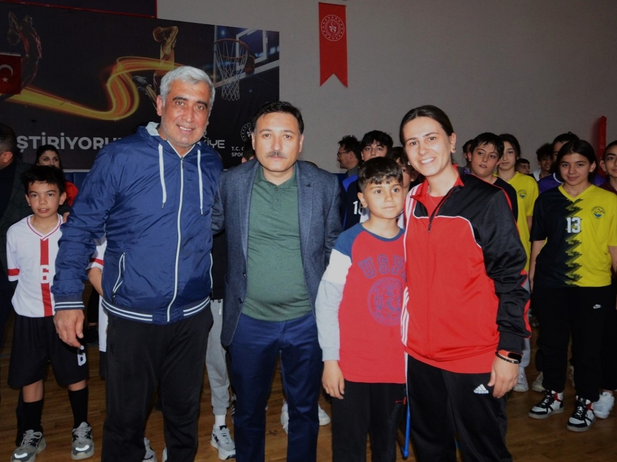 KAYSERİ VALİSİ GÖKMEN ÇİÇEK, HENTBOLCULARLA KUCAKLAŞTI