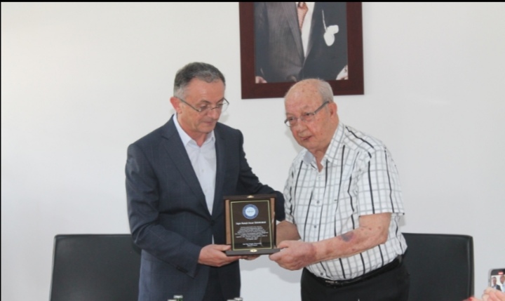 NNYÜ ‘DEN KURUCU MÜTEVELLİ HEYET BAŞKANI ÖZHAMURKAR’A PLAKET