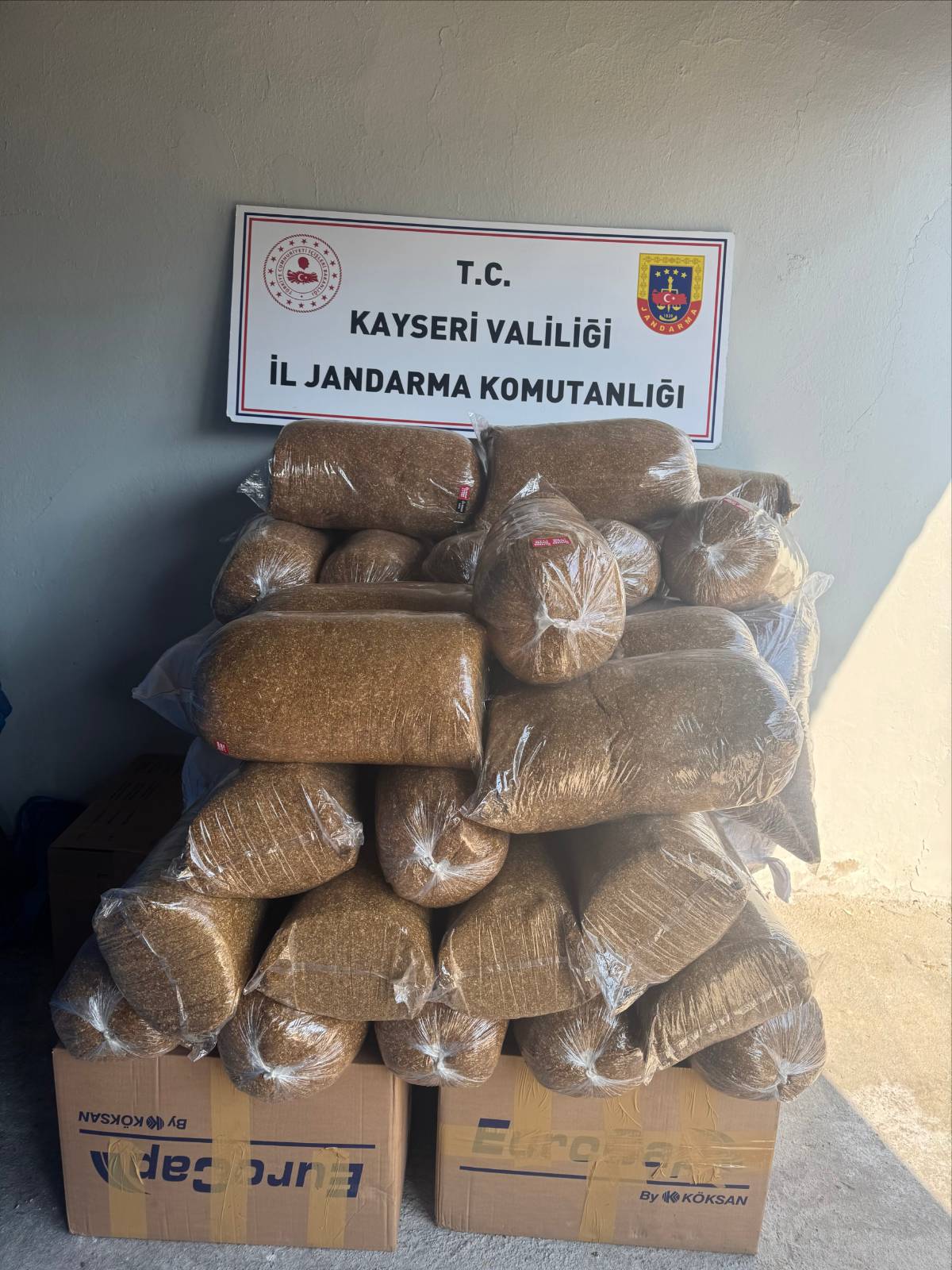 Jandarma, 350 kg bandrolsüz tütün ele geçirdi