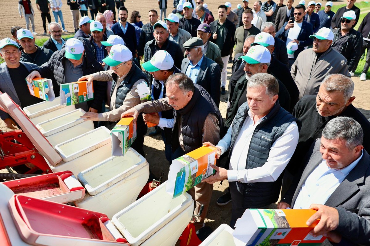KAYSERİ ŞEKER SAHADA ÇİFTÇİ İLE OMUZ OMUZA
