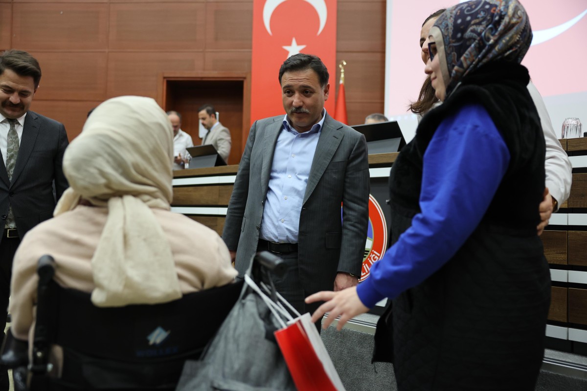 Vali Çiçek, Vatandaşlarımızla Bir Araya Gelmeye Devam Ediyor