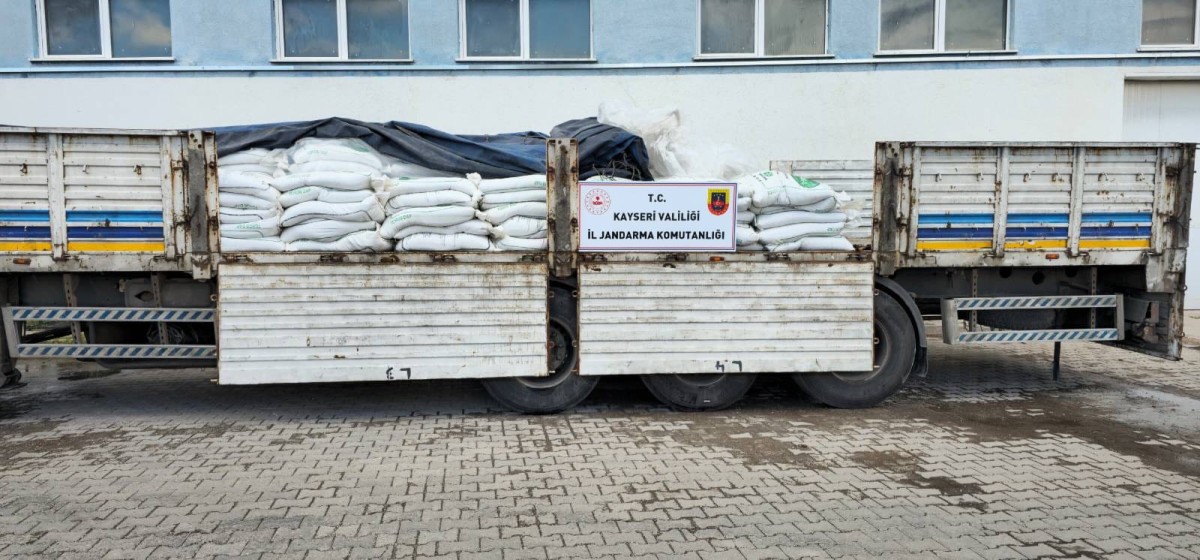 Jandarma Develi'de kaçak gübre ele geçirdi