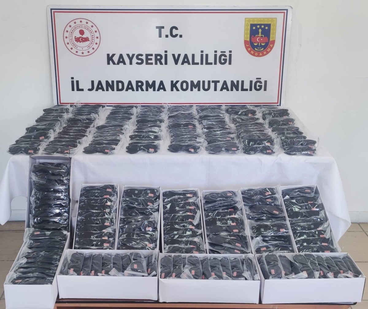 Jandarma, 600 adet kaçak güneş gözlüğü ele geçirdi