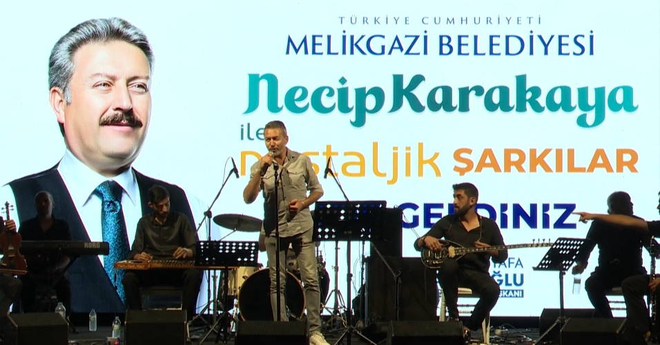 ÇARŞI MELİKGAZİ’DE NOSTALJİK ŞARKILAR GÖNÜLLERİ FETHETTİ