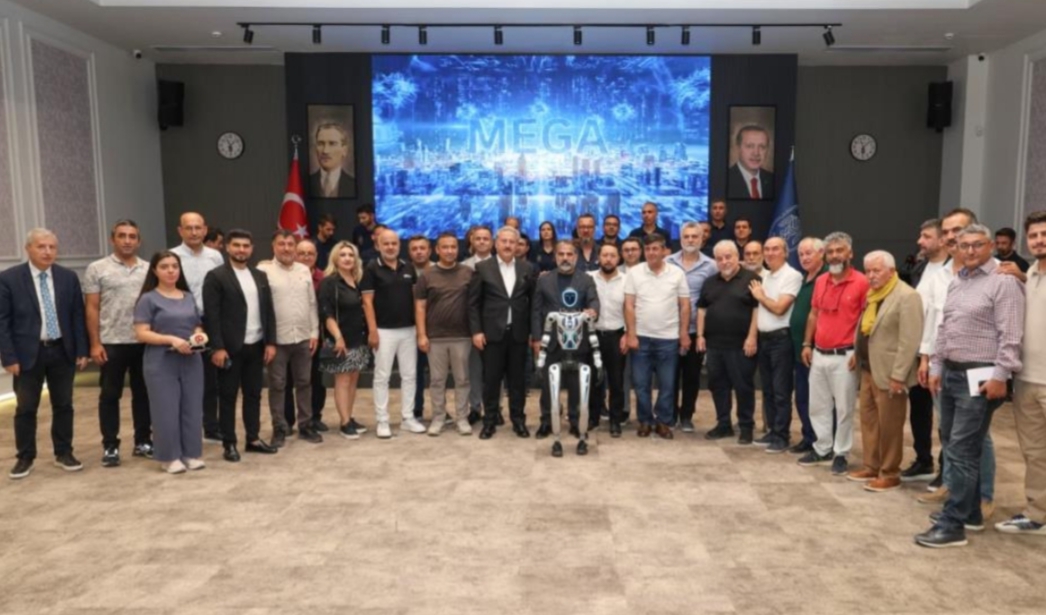 BELEDİYECİLİKTE ÇIĞIR AÇAN HAMLE: İNSANSI ROBOT MEGA BASINA TANITILDI