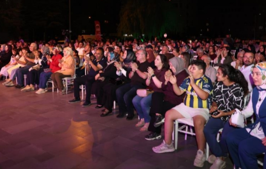 ÇARŞI MELİKGAZİ’DE NOSTALJİK ŞARKILAR GÖNÜLLERİ FETHETTİ